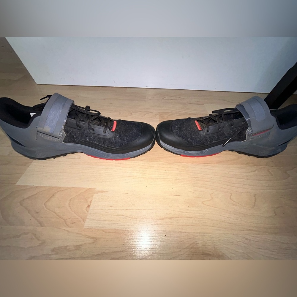 5.10 (Five Ten) Trailcross Clip-In Mtn Bike Shoes. U.S. size 9.5 - worn once!